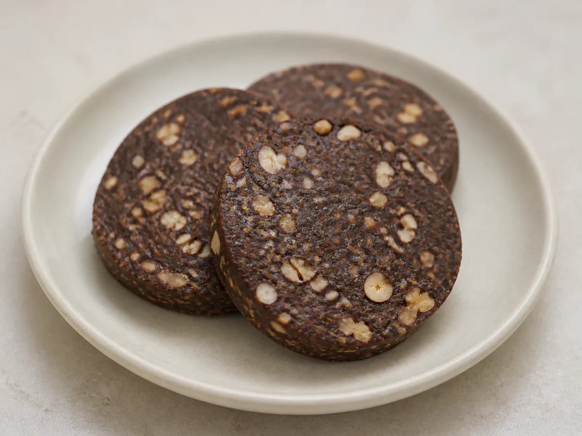 Pormenor de uma porção de Salame de Chocolate Saudável de Preparação Rápida