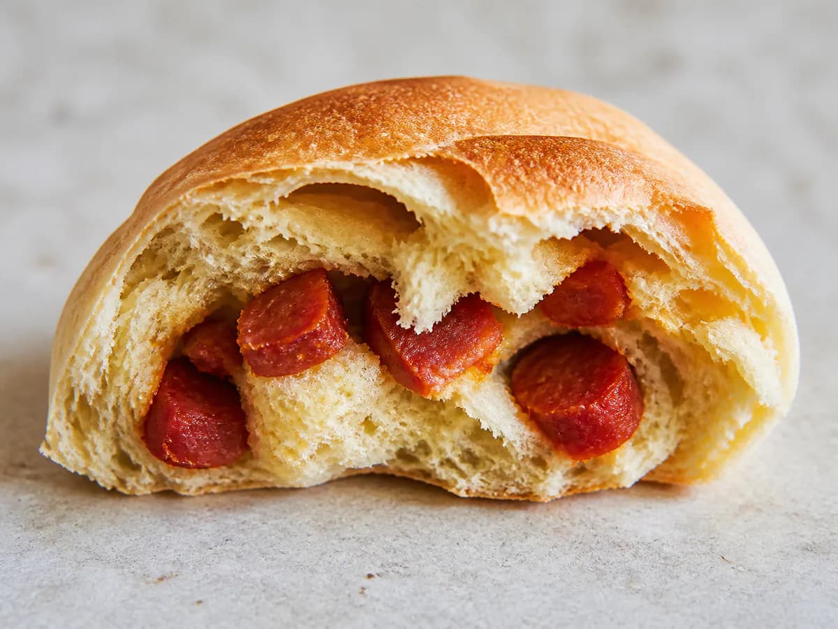 Pormenor de uma porção de Pãozinho com Chouriço Muito Fáceis de Fazer