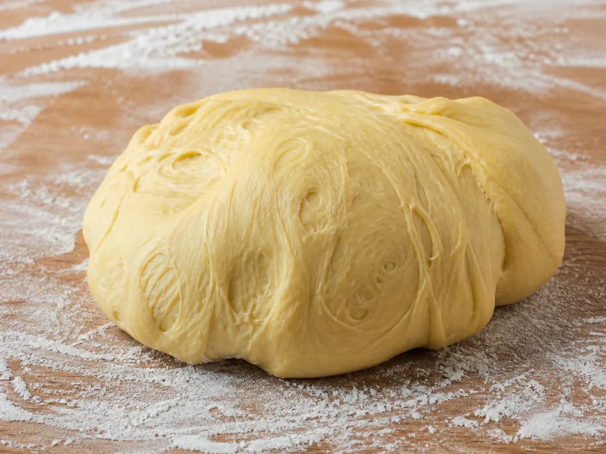 Preparação de Panetone Com Frutas Cristalizadas e Passas durante a confeção