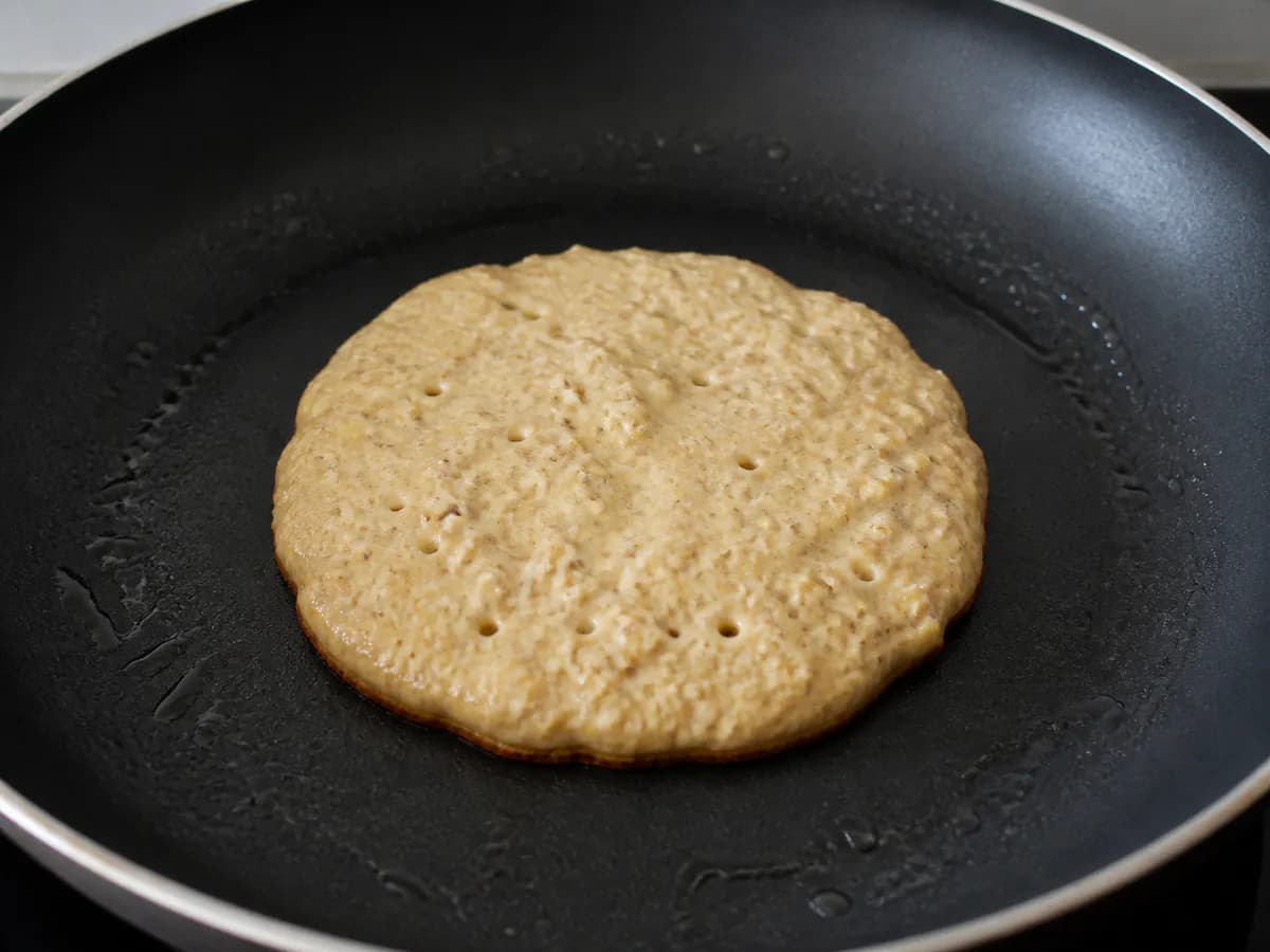 Preparação de Panquecas de Aveia e Banana durante a confeção