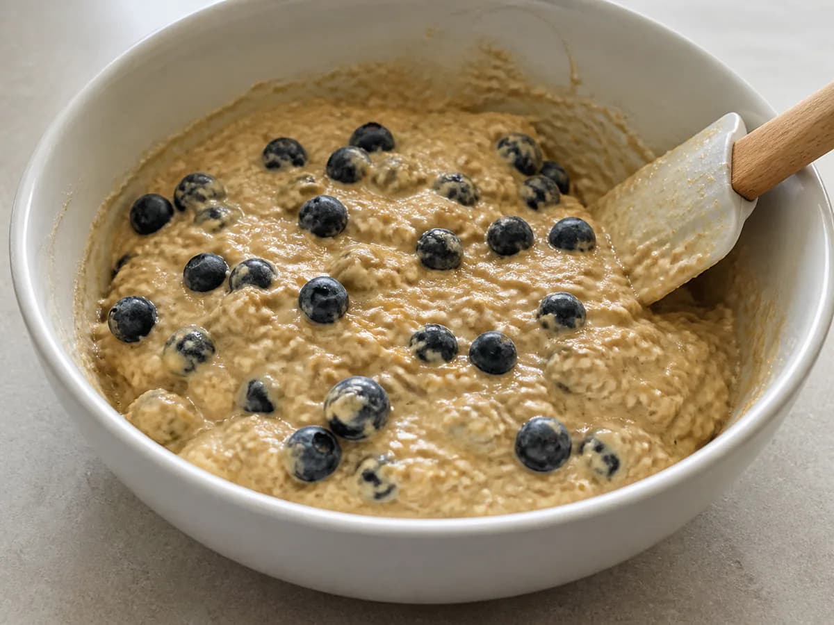 Preparação de Panquecas Saudáveis de Banana e Mirtilos (Sem Açúcar e Farinha) durante a confeção