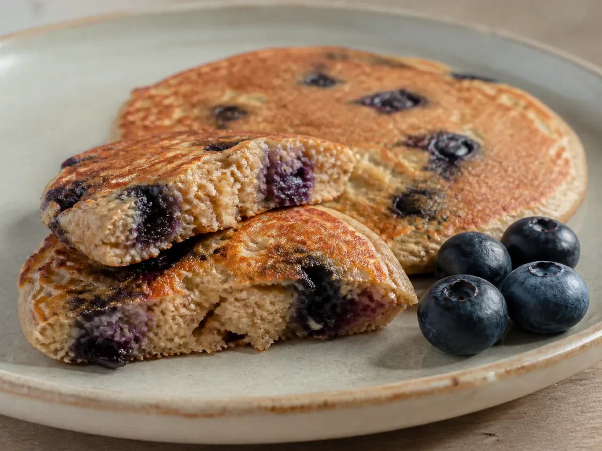 Pormenor de uma porção de Panquecas Saudáveis de Banana e Mirtilos (Sem Açúcar e Farinha)