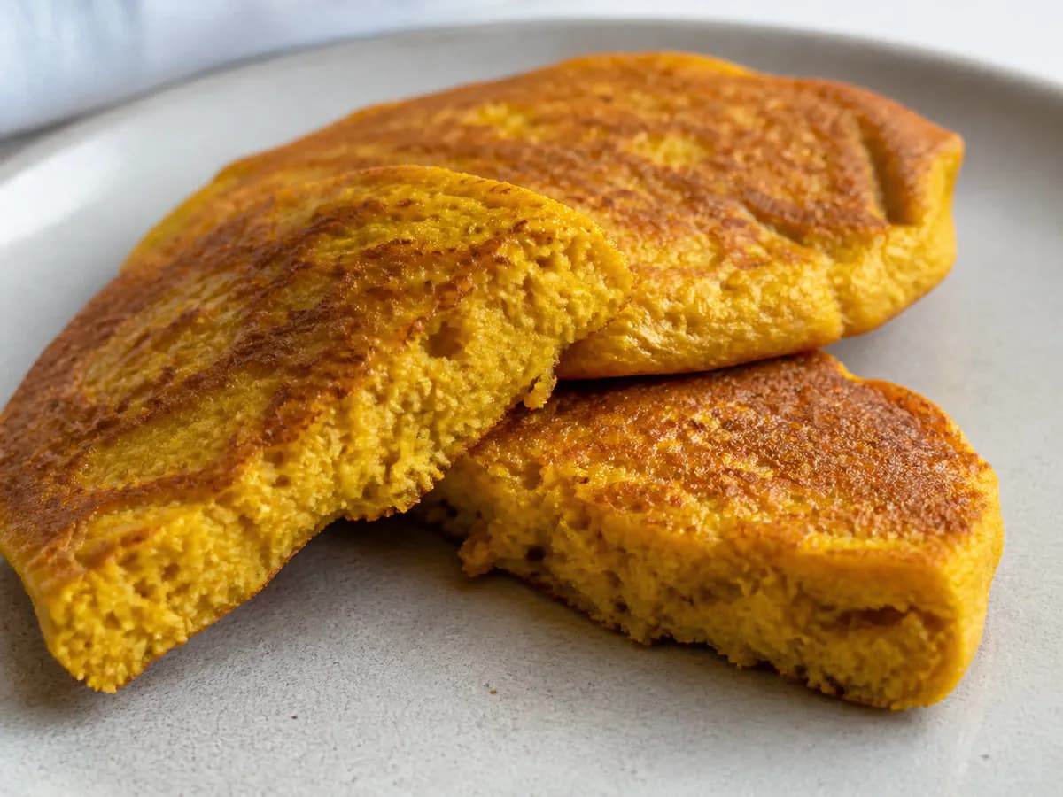 Pormenor de uma porção de Panquecas de Abóbora com Canela