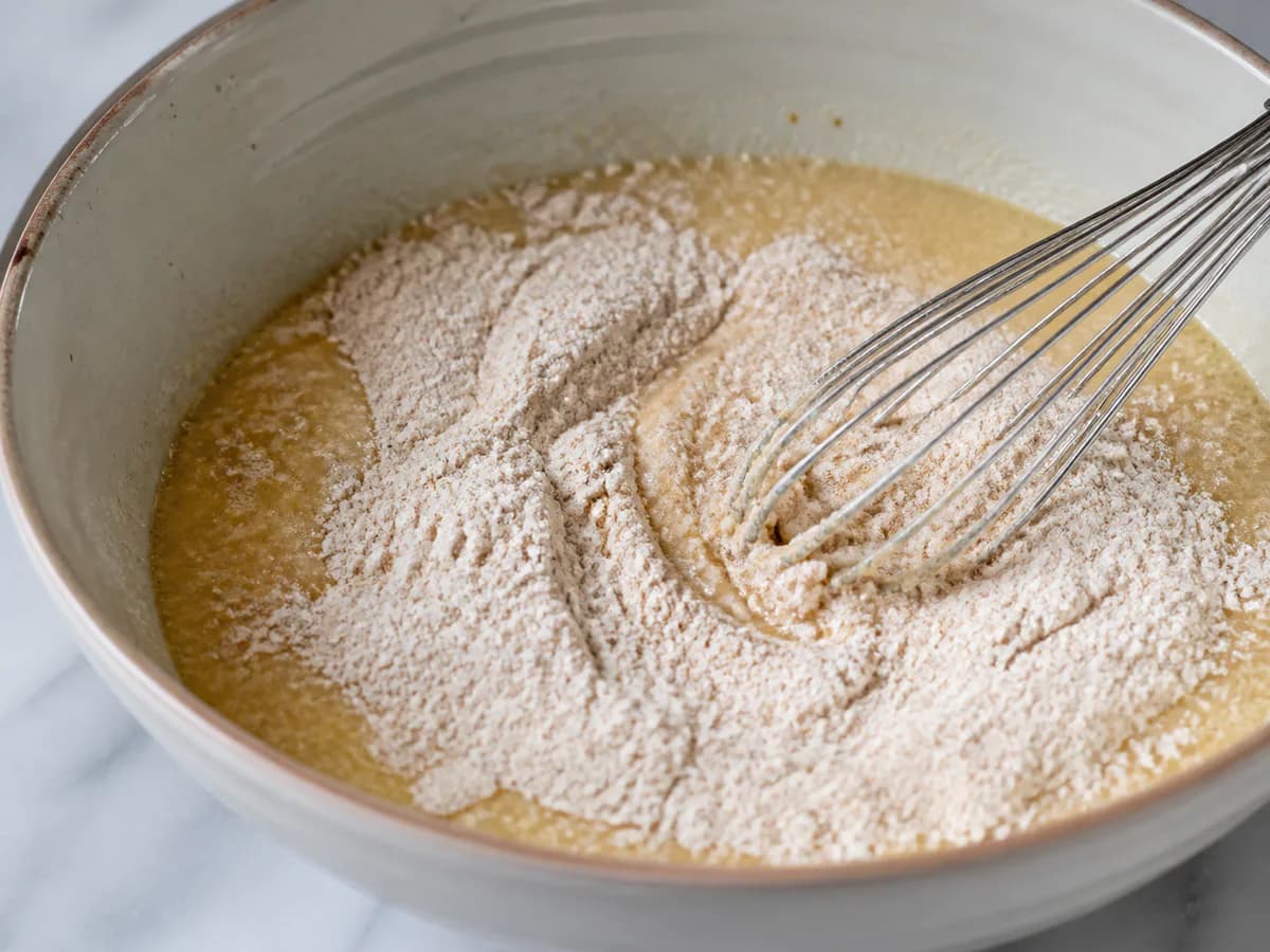 Preparação de Panquecas Saudáveis de Quinoa durante a confeção