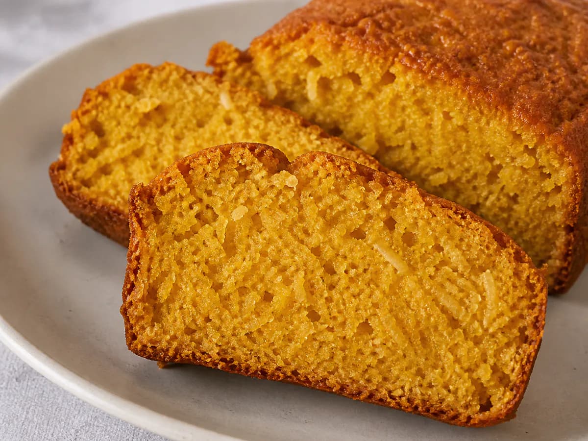 Pormenor de uma porção de Pão de Abóbora com Coco