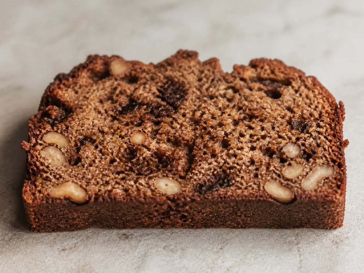Pormenor de uma porção de Pão de Alfarroba e Frutos Secos