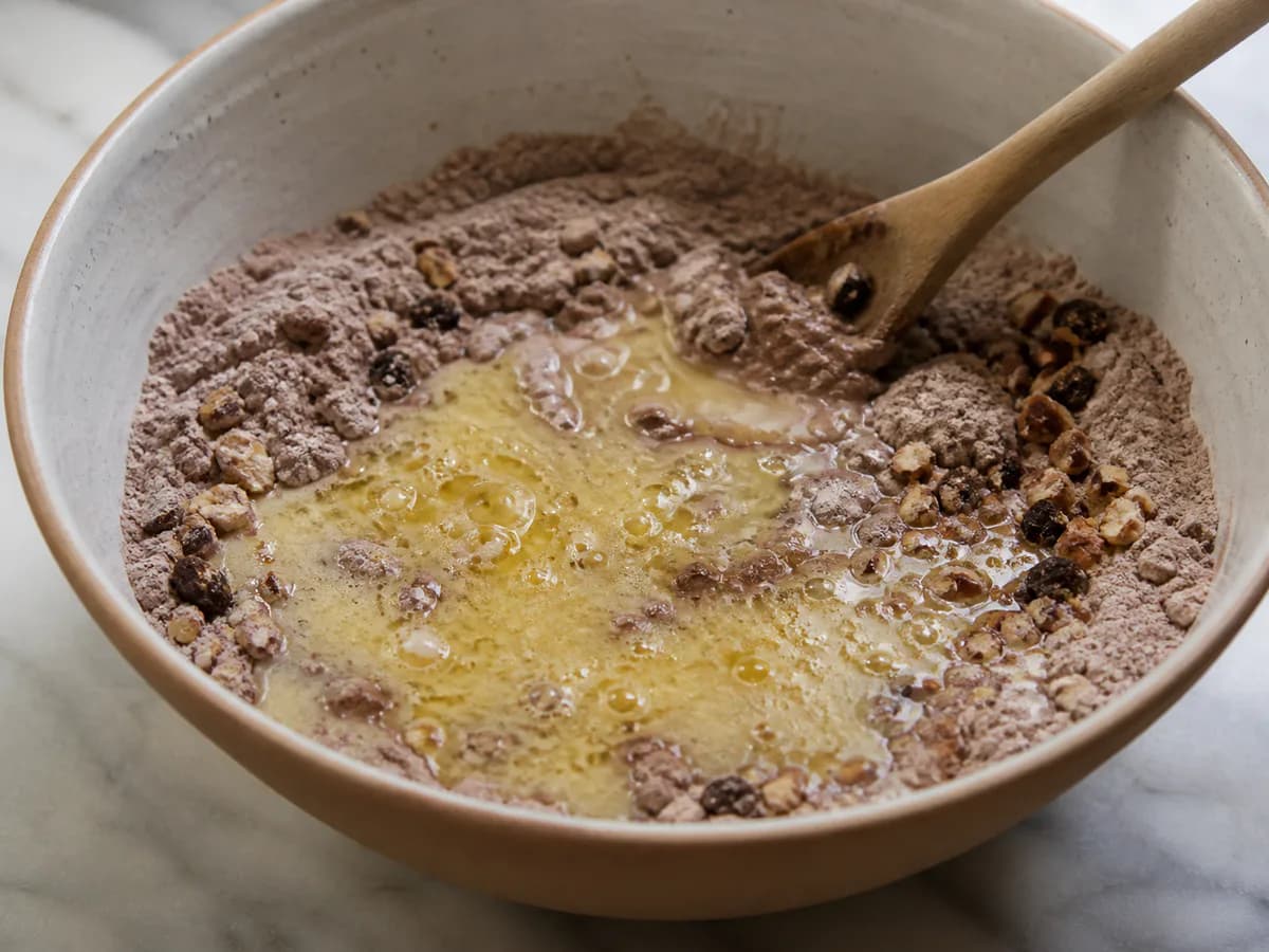 Preparação de Pão de Alfarroba e Frutos Secos durante a confeção