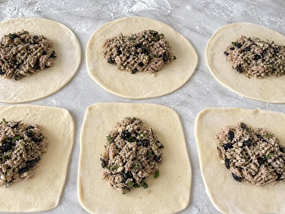Preparação de Pão de Atum e Azeitonas no Cestinho durante a confeção