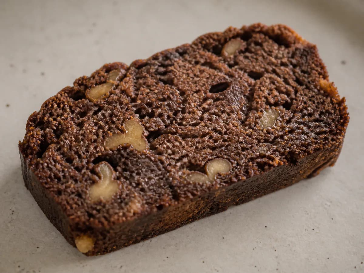 Pormenor de uma porção de Pão de Banana com Cacau e Nozes