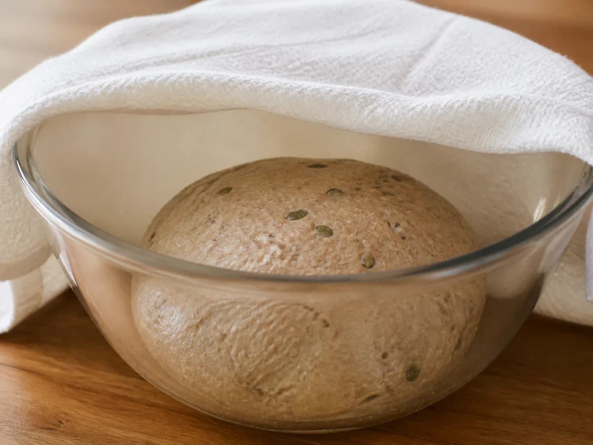 Preparação de Pão de Centeio com Sementes durante a confeção