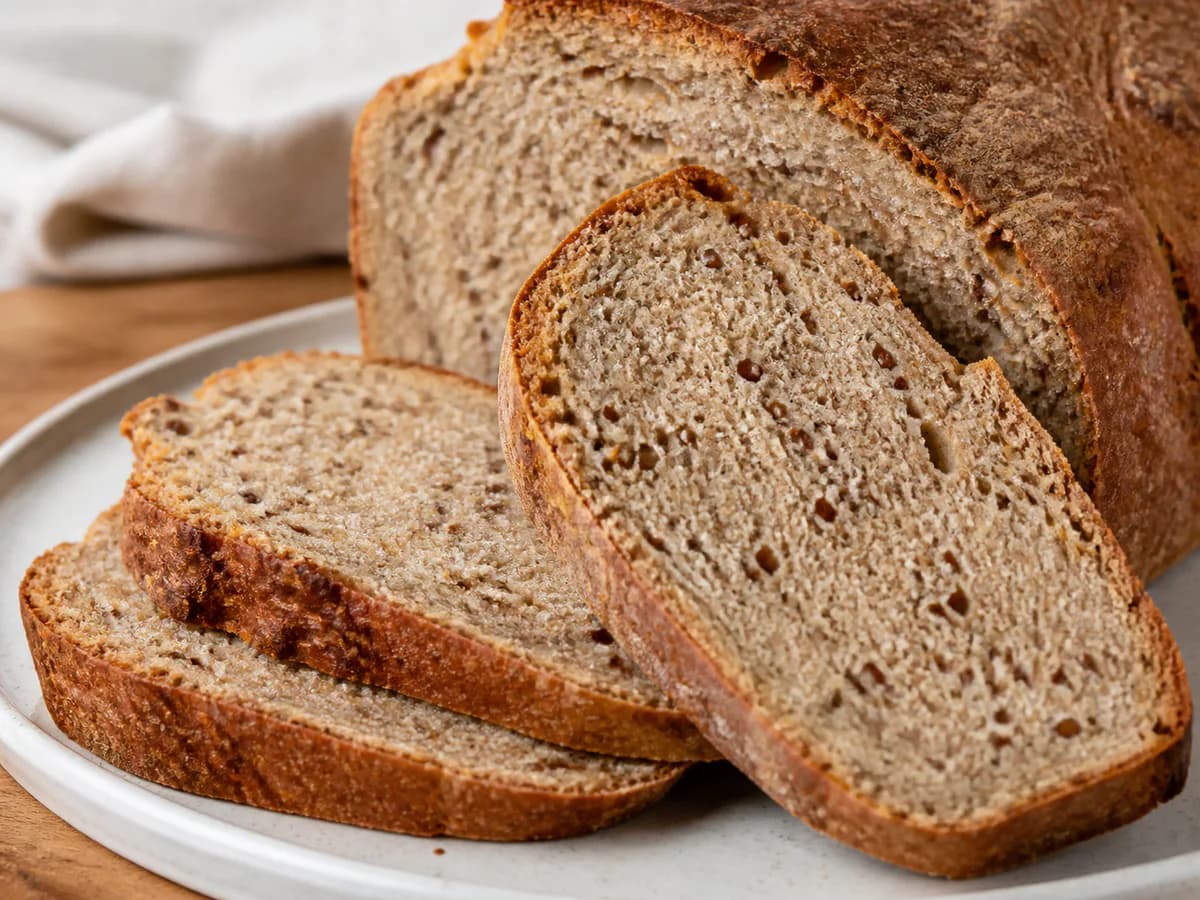 Pormenor de uma porção de Pão de Espelta, Cevada e Trigo Sarraceno com Sementes de Linhaça