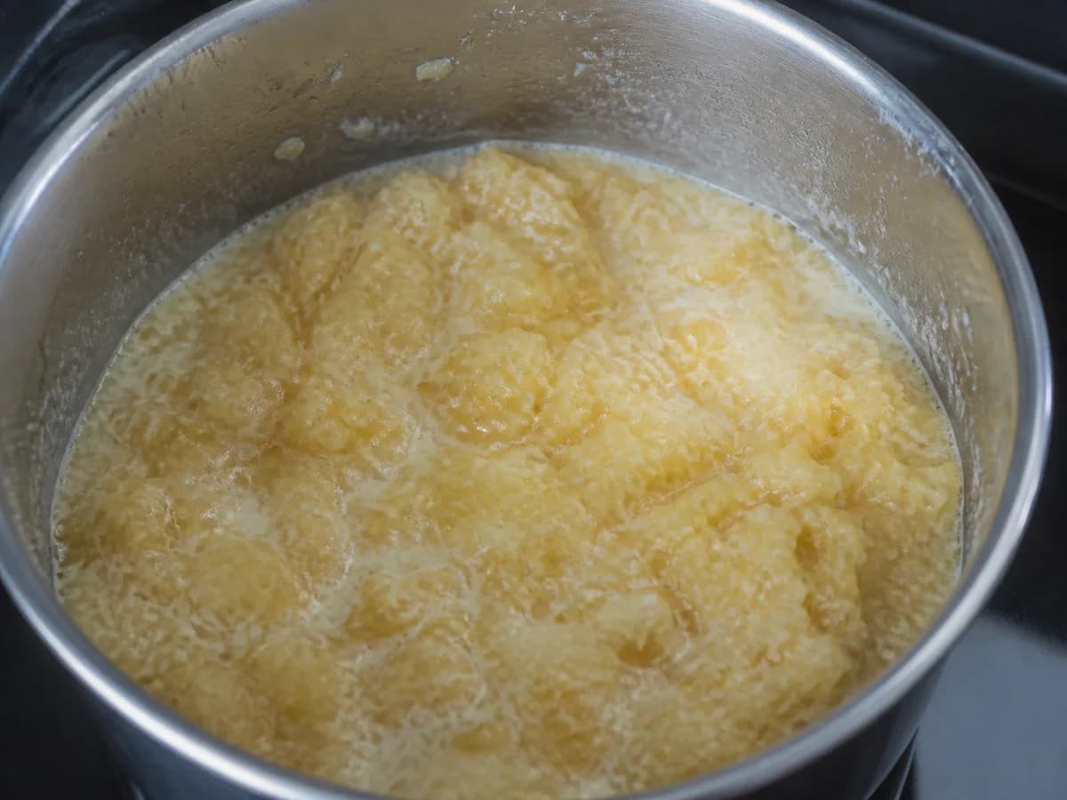 Preparação de Pão de Ló com Recheio de Abacaxi e Coco durante a confeção