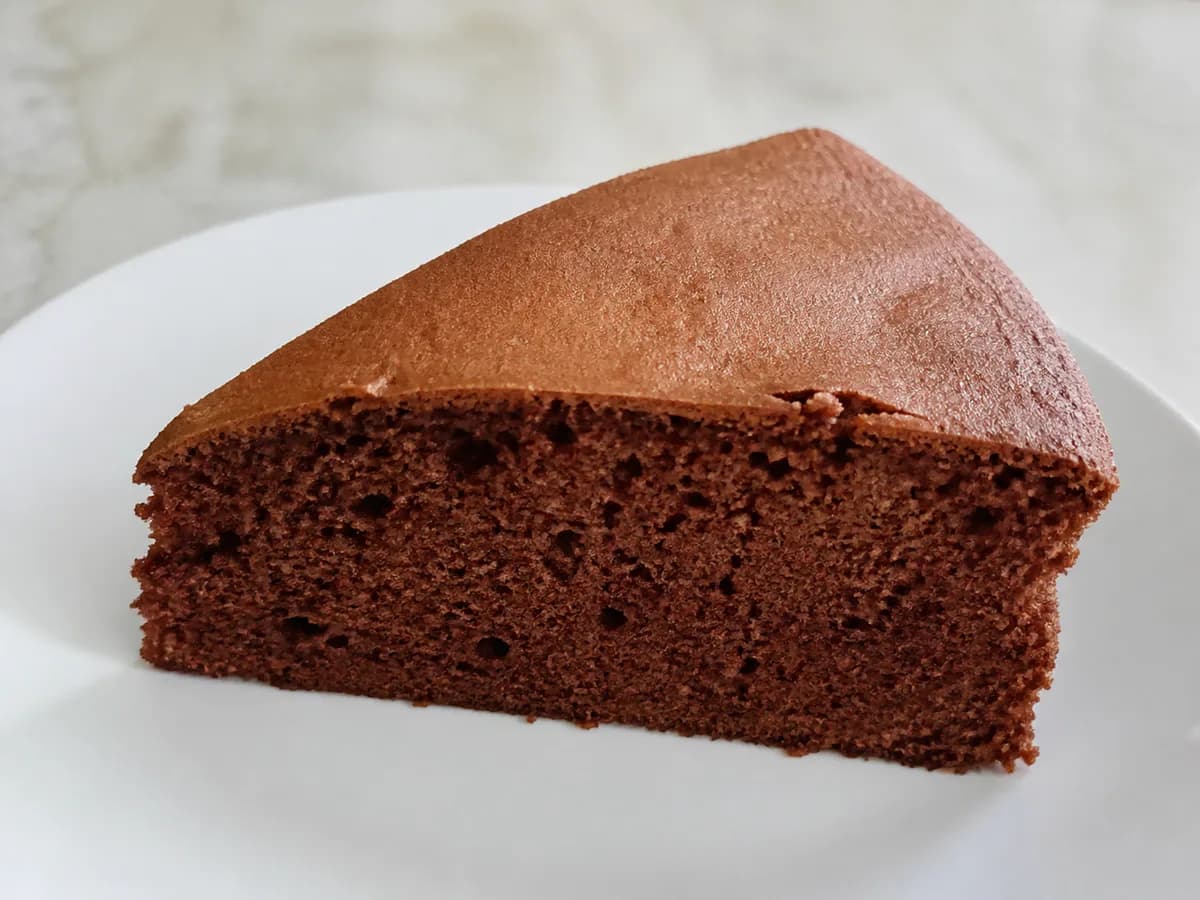 Pormenor de uma porção de Pão de Ló de Chocolate Bimby