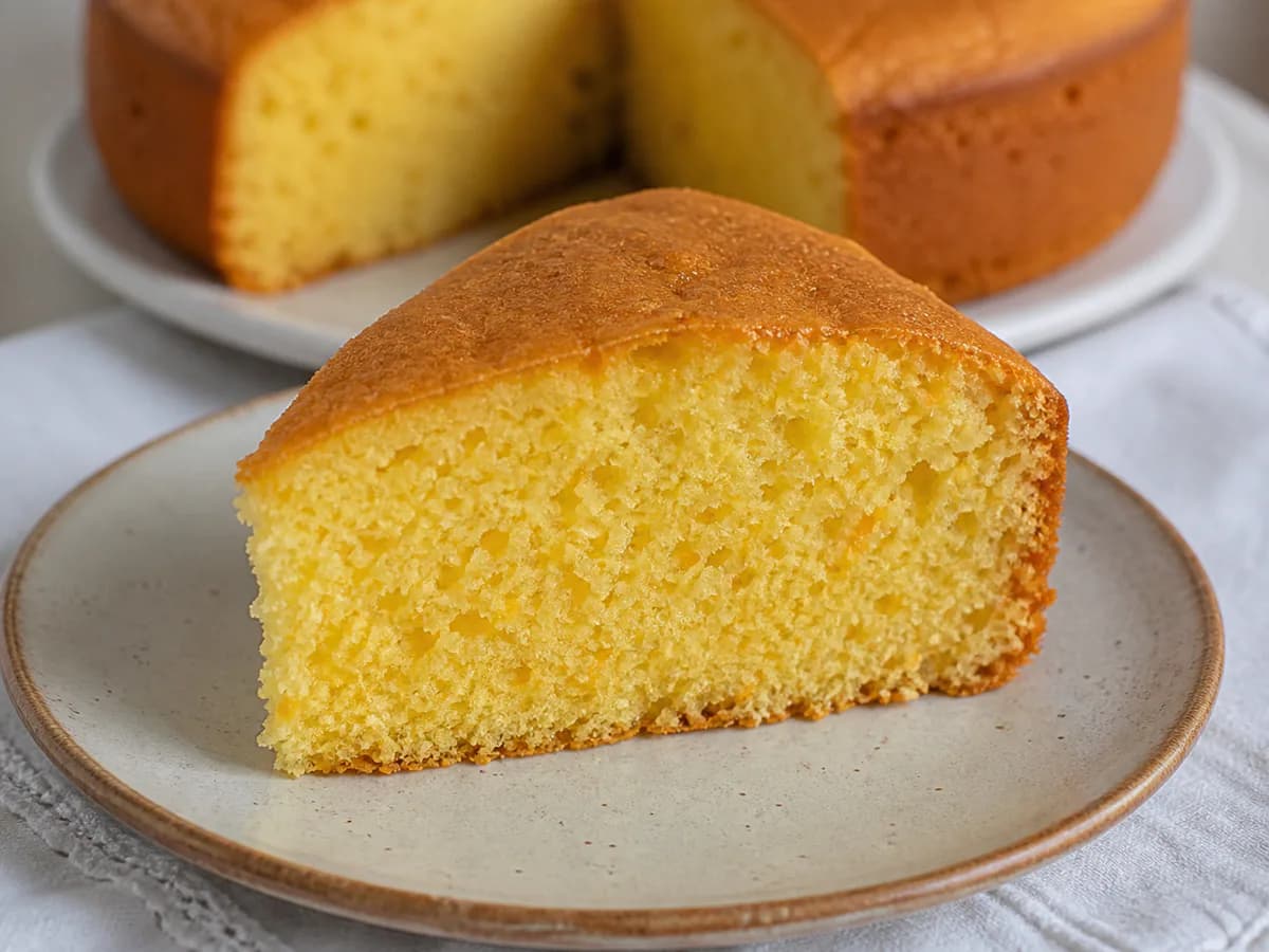 Pormenor de uma porção de Pão de Ló de Laranja e Coco