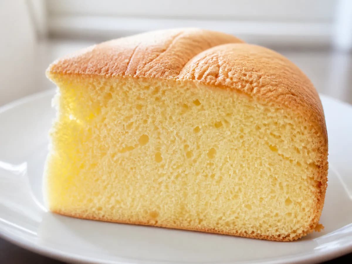 Pormenor de uma porção de Pão de Ló Simples e Muito Fofo