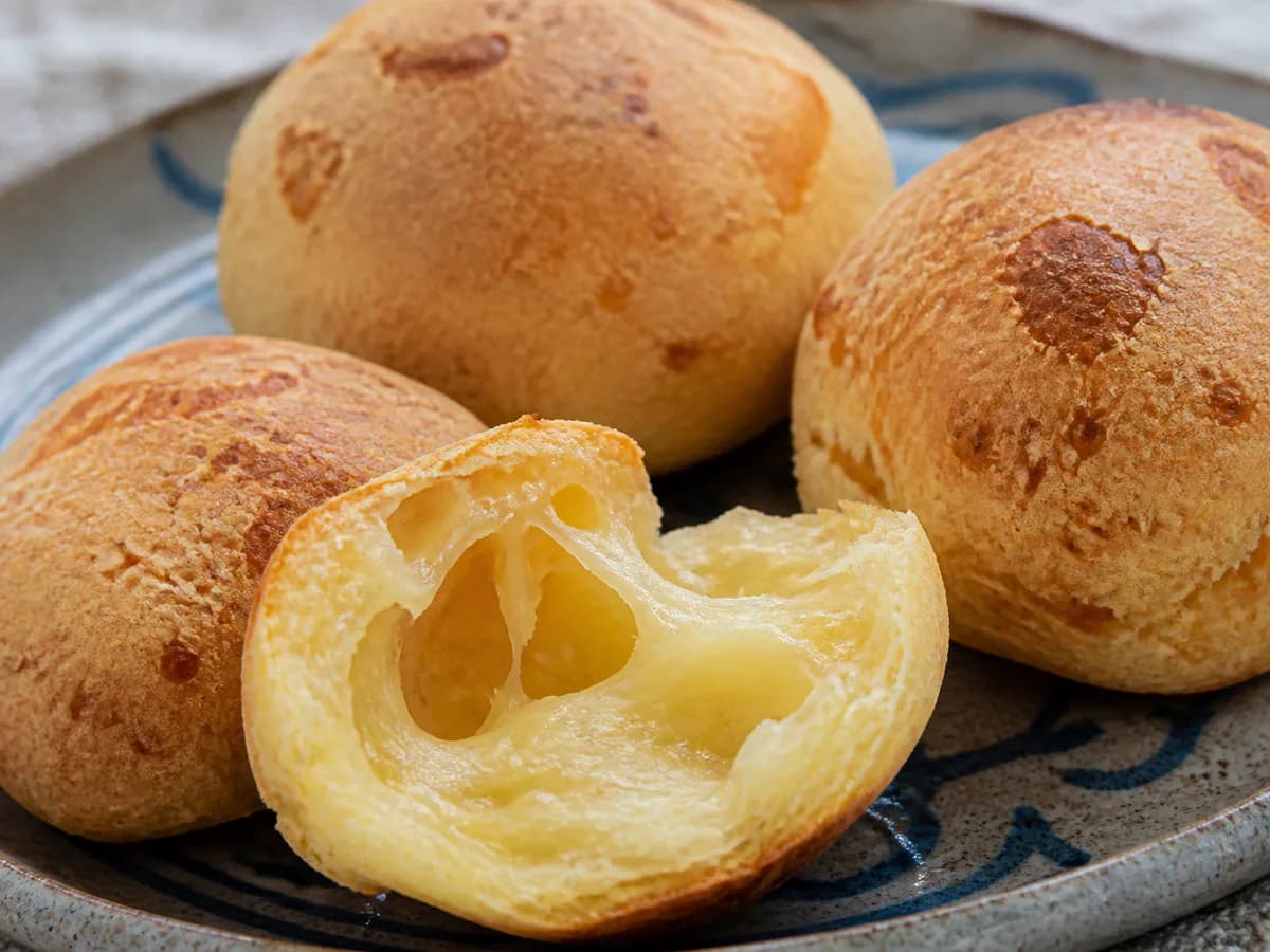 Pormenor de uma porção de Pão de Queijo com Polvilho Azedo