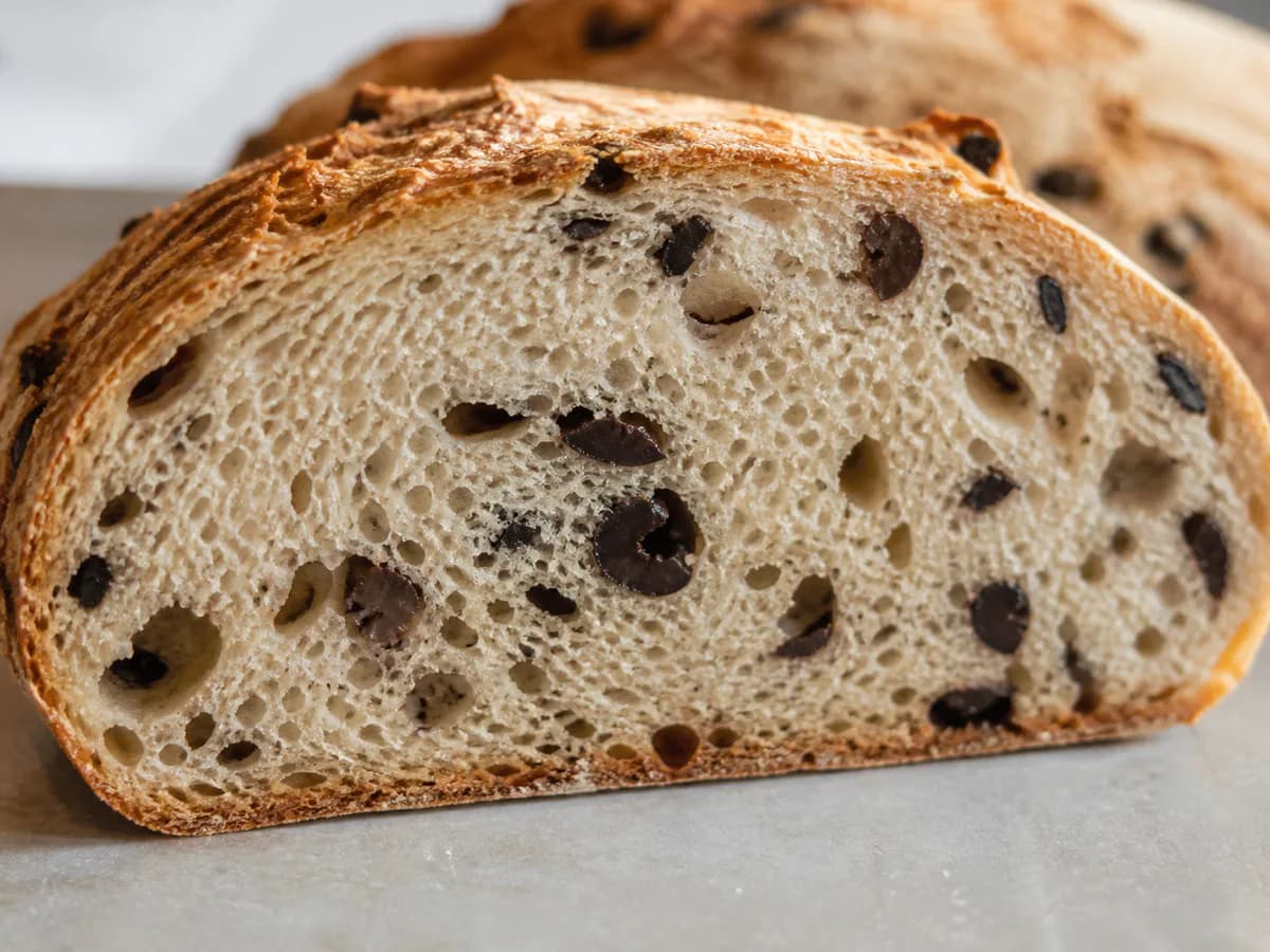 Pormenor de uma porção de Pão Rústico com Azeitonas