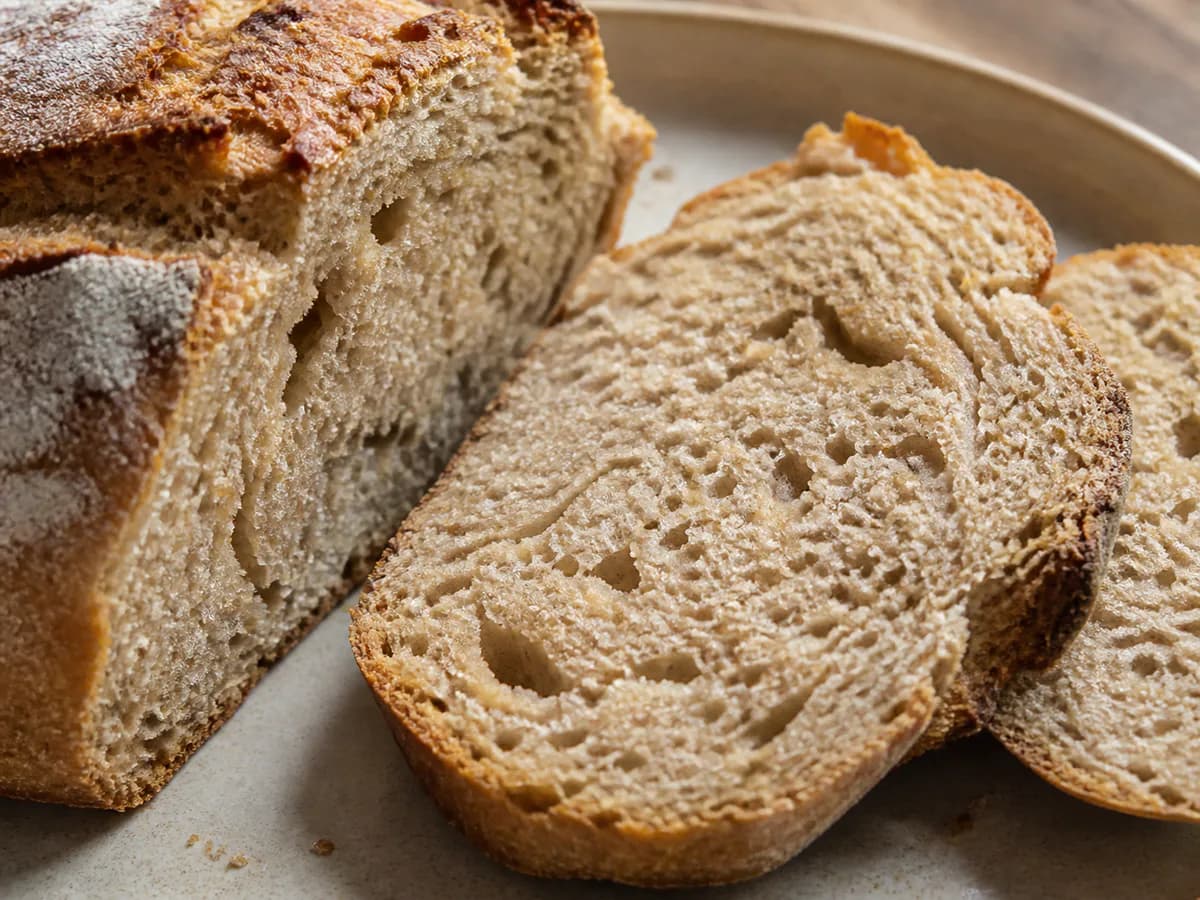 Pormenor de uma porção de Pão Sem Amassar de Trigo e Centeio