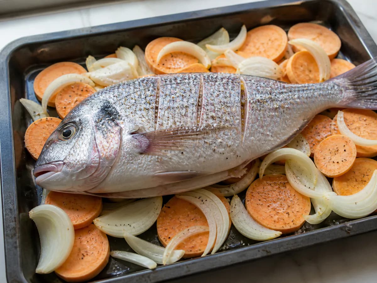 Preparação de Pargo Assado no Forno com Batata Doce durante a confeção
