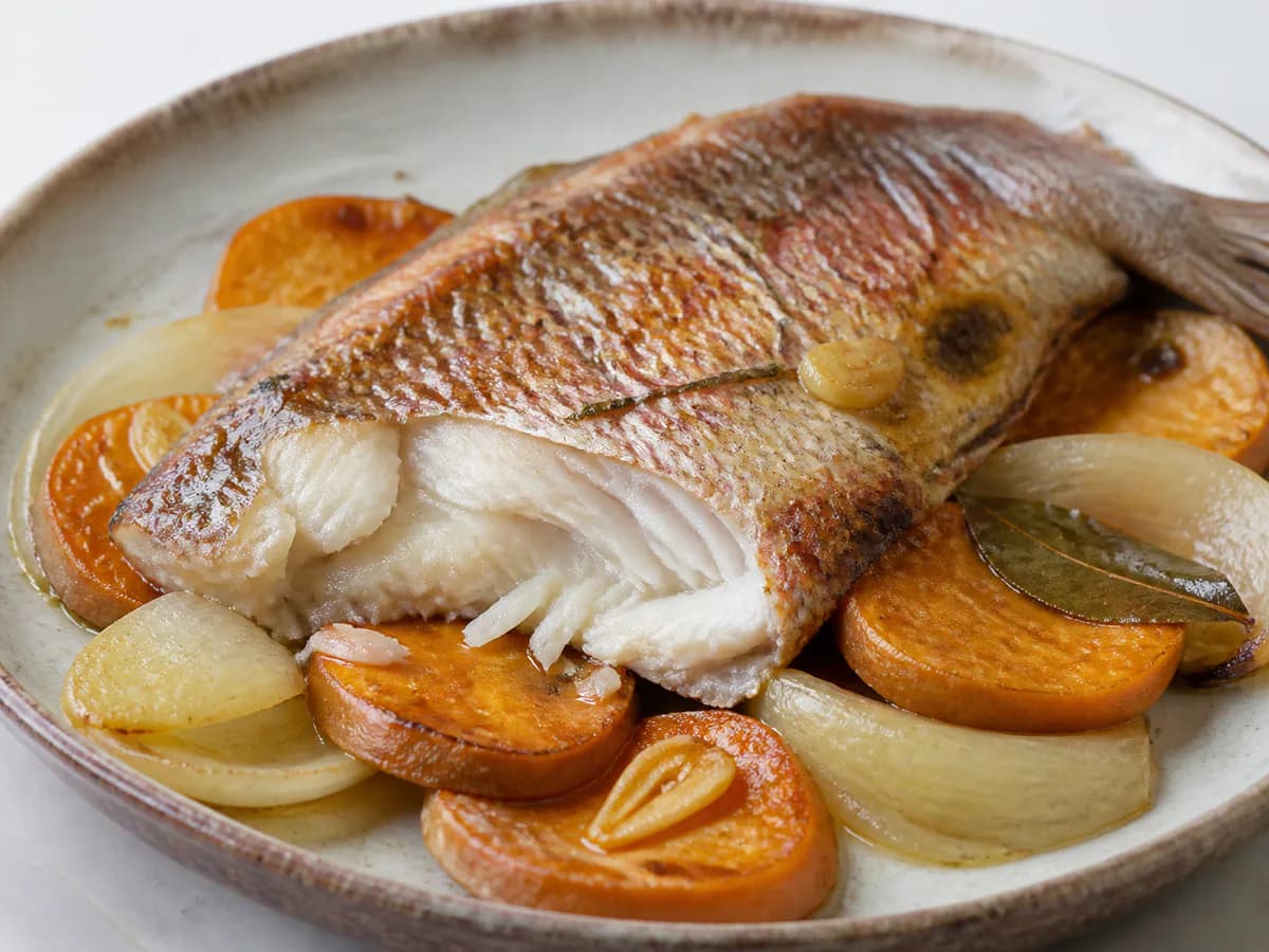 Pormenor de uma porção de Pargo Assado no Forno com Batata Doce