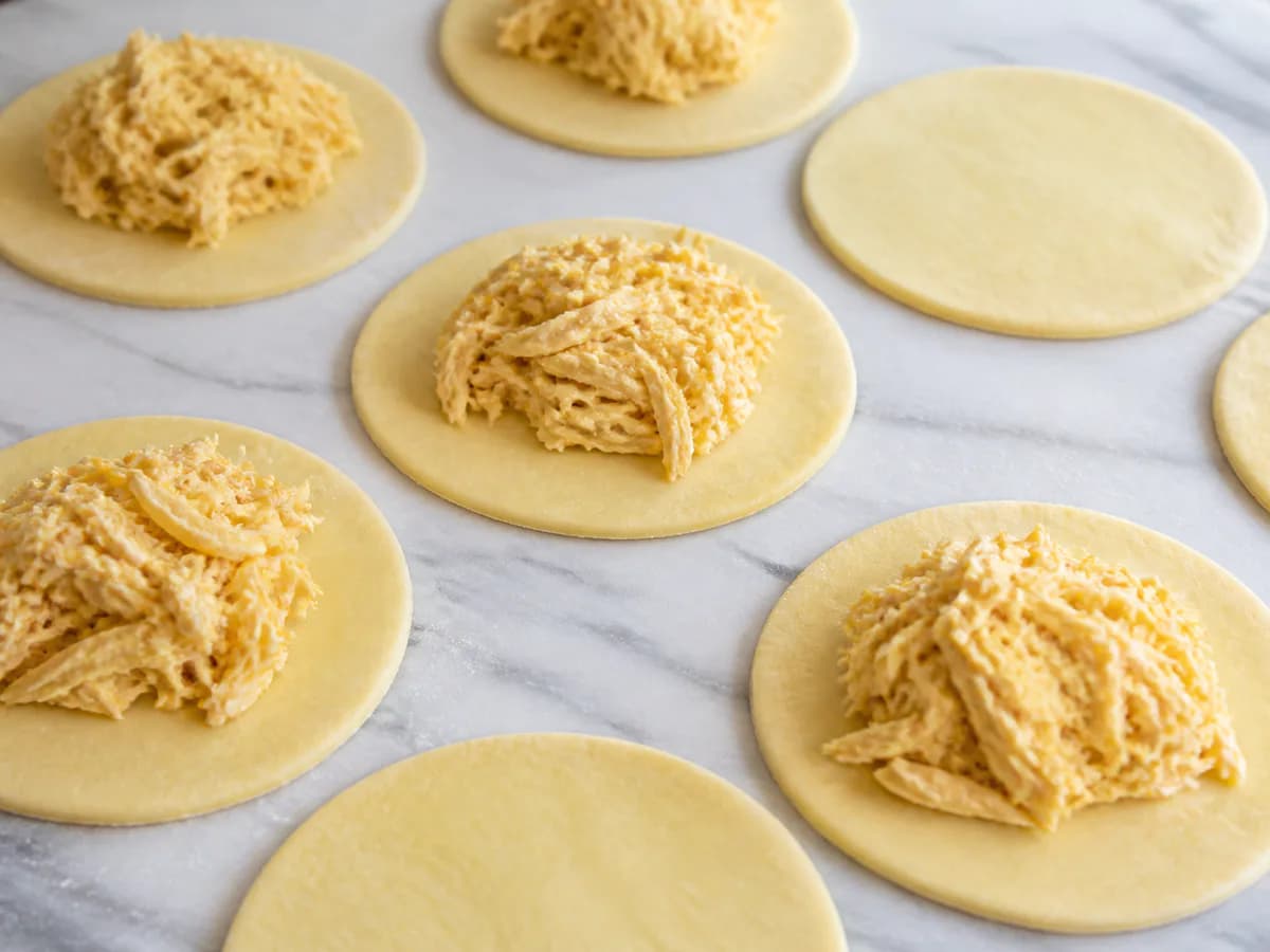 Preparação de Pastéis de Frango durante a confeção