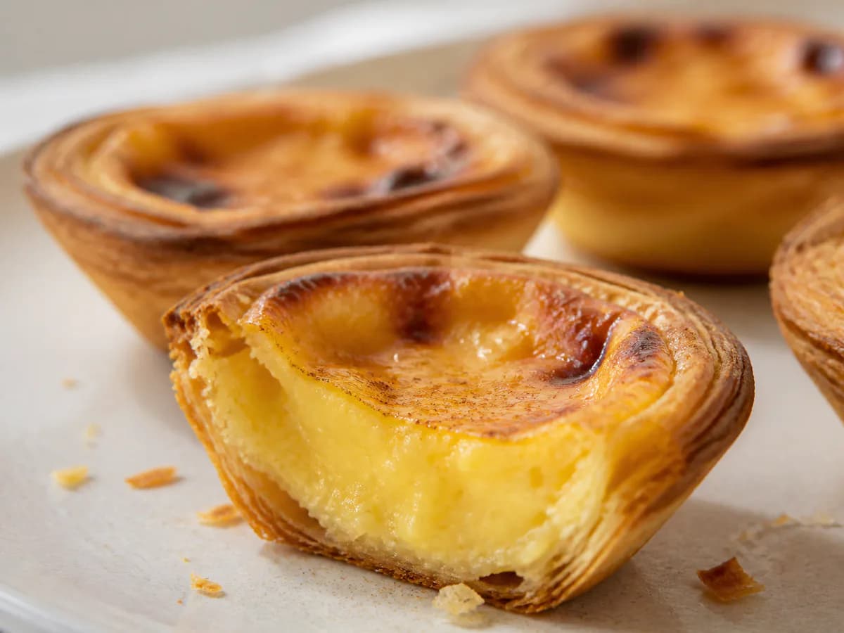 Pormenor de uma porção de Pastéis de Nata Simples de Fazer