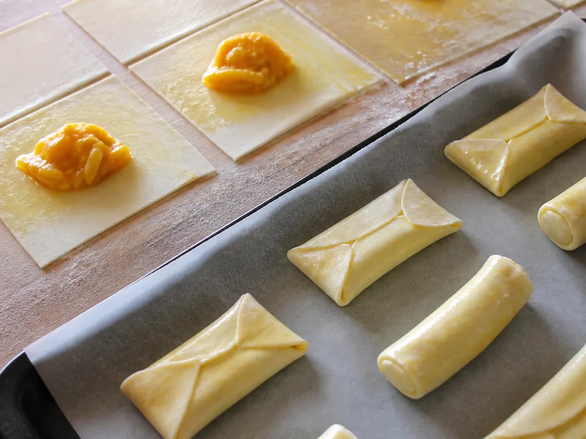 Preparação de Pastéis de Tentúgal com Doce de Ovos com Amêndoa Palitada durante a confeção
