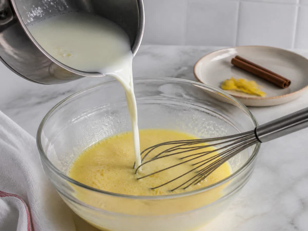 Preparação de Pastéis de Nata com Creme de Amido de Milho durante a confeção