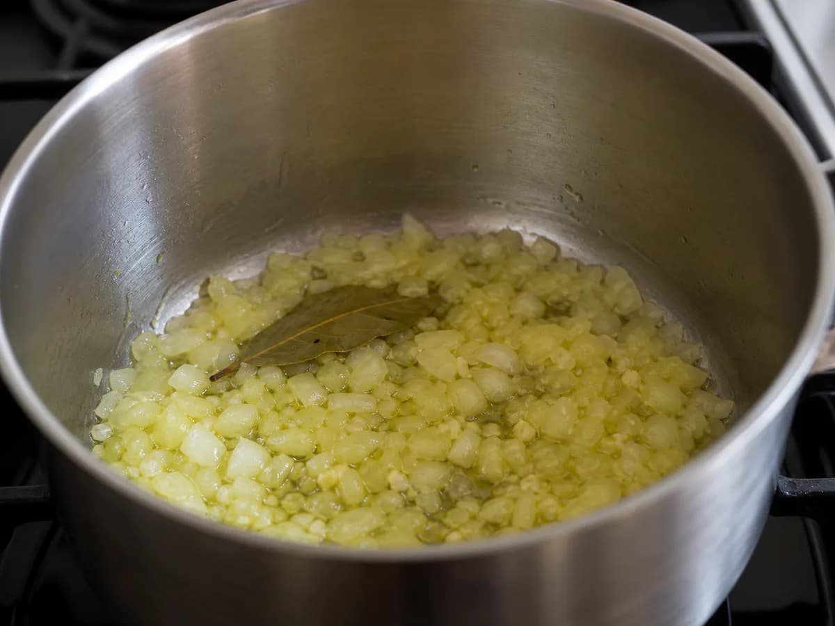 Preparação de Pataniscas com Arroz de Feijão e Coentros durante a confeção