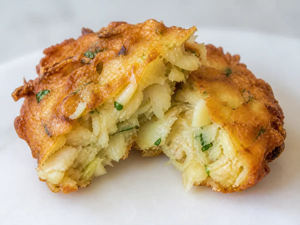 Pormenor de uma porção de Pataniscas de Bacalhau à Portuguesa