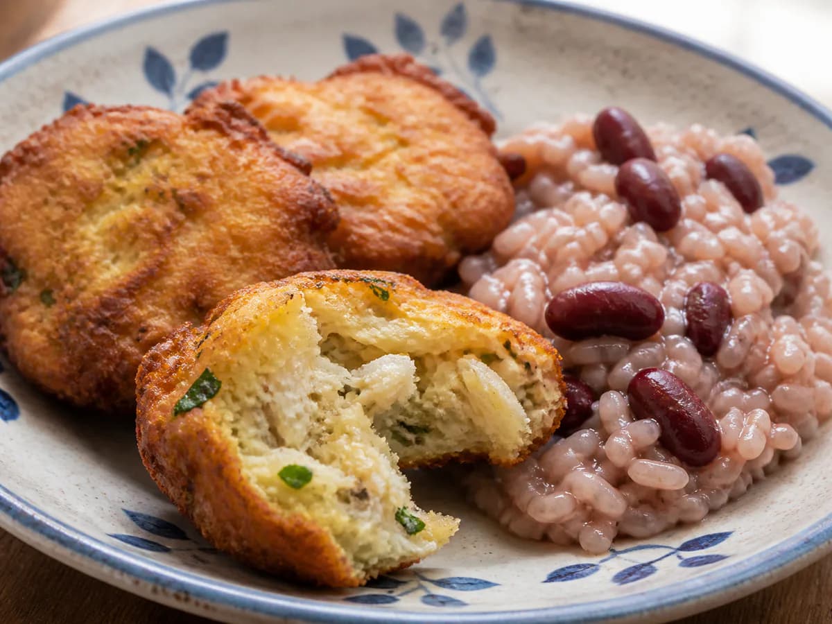 Pormenor de uma porção de Pataniscas com Arroz de Feijão Carolino
