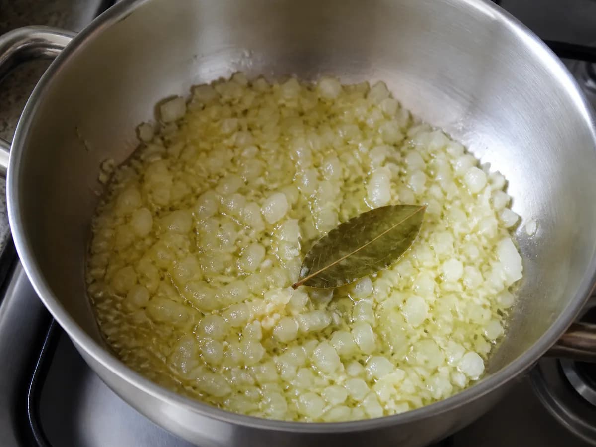 Preparação de Pataniscas com Arroz de Feijão Cremoso durante a confeção