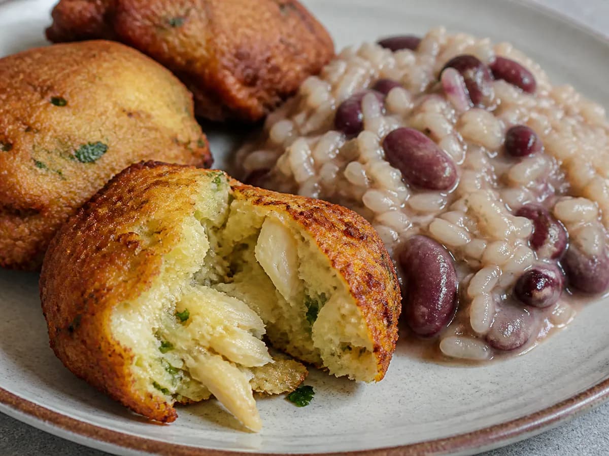 Pormenor de uma porção de Pataniscas com Arroz de Feijão Cremoso
