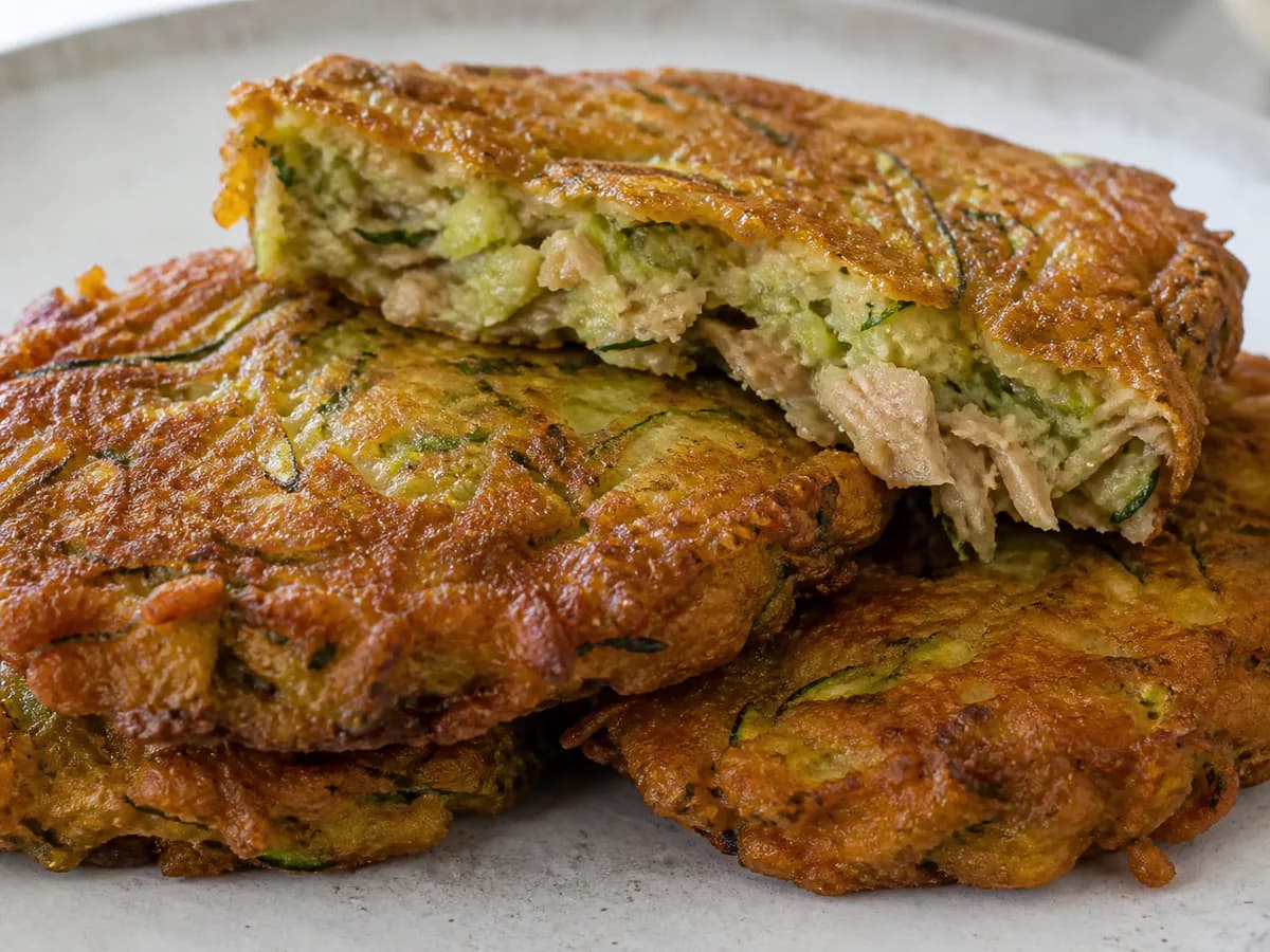 Pormenor de uma porção de Pataniscas de Courgette e Atum