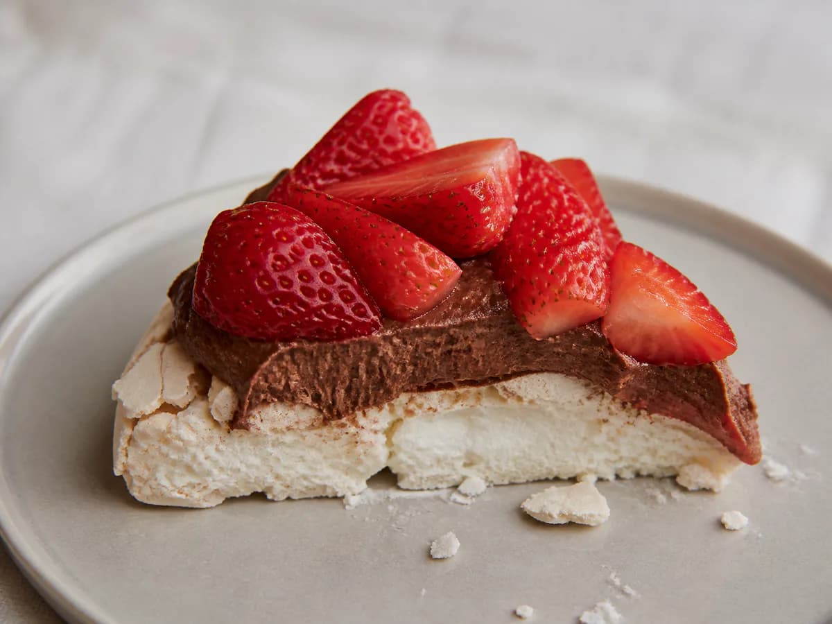 Pormenor de uma porção de Pavlova com Mousse de Chocolate e Morangos Sai Sempre Bem