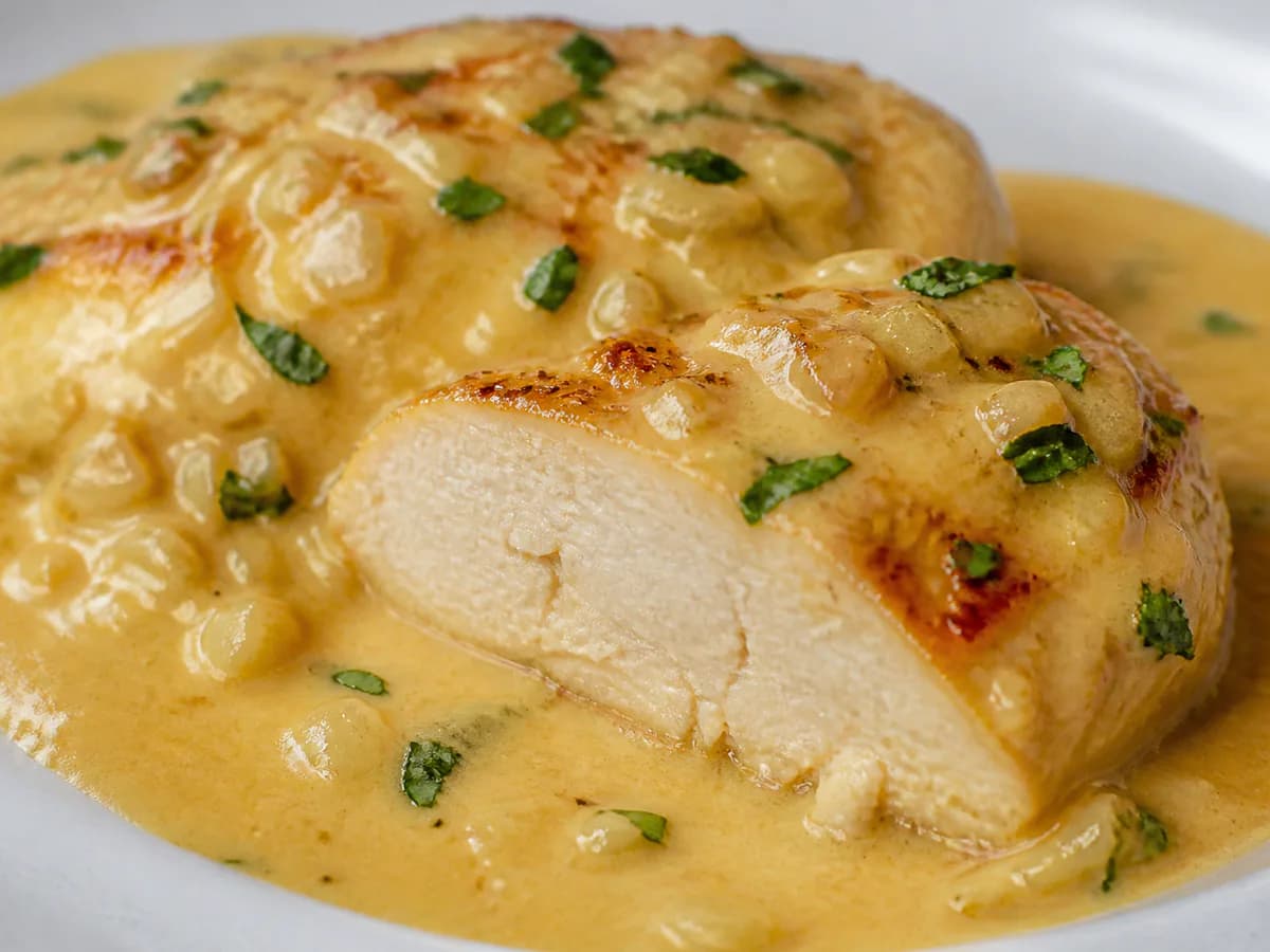 Pormenor de uma porção de Peito de Frango com Molho Guloso