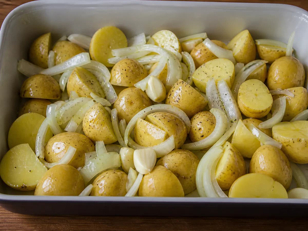 Preparação de Peixe Assado no Forno com Batatinhas durante a confeção