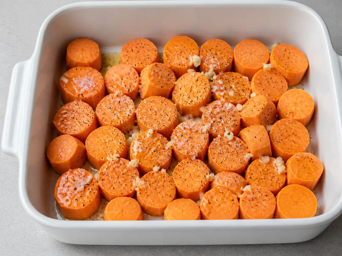 Preparação de Peixe no Forno com Batata Doce e Ervas Aromáticas durante a confeção
