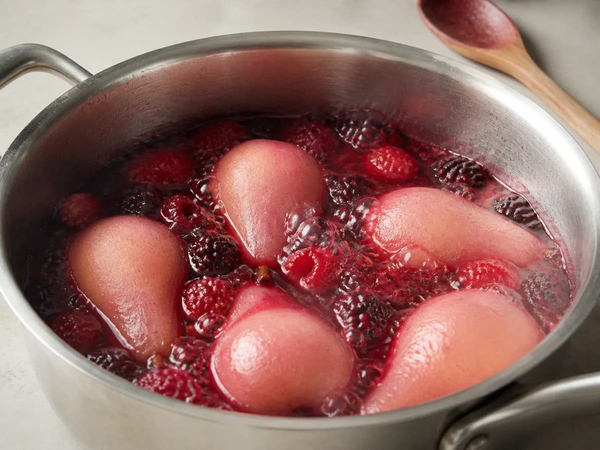 Preparação de Peras Bêbadas com Frutos Vermelhos durante a confeção