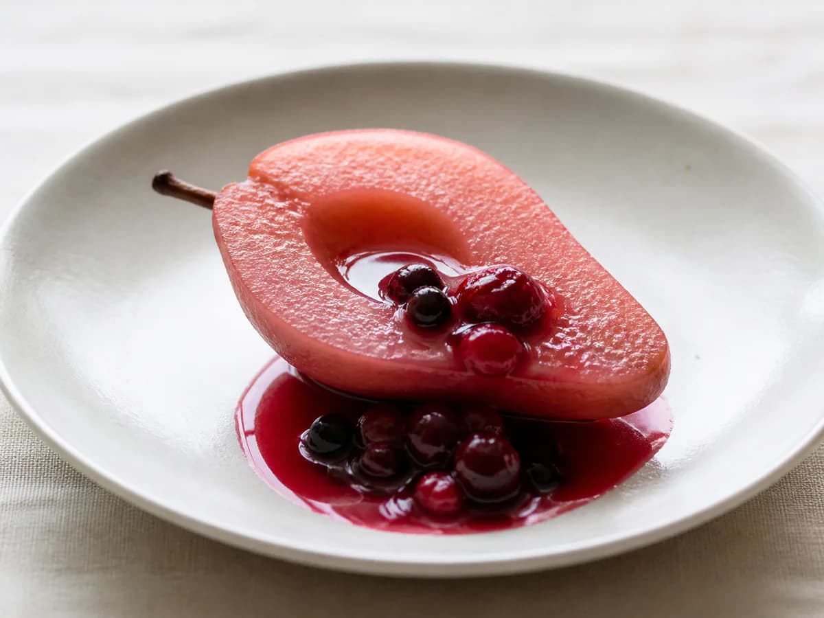 Pormenor de uma porção de Peras Bêbadas com Frutos Vermelhos