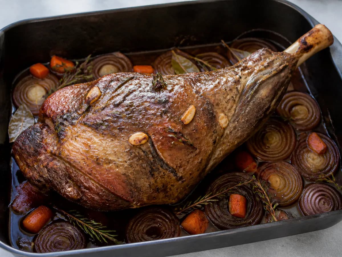 Preparação de Perna de Borrego Assada no Forno com Ervas Aromáticas durante a confeção