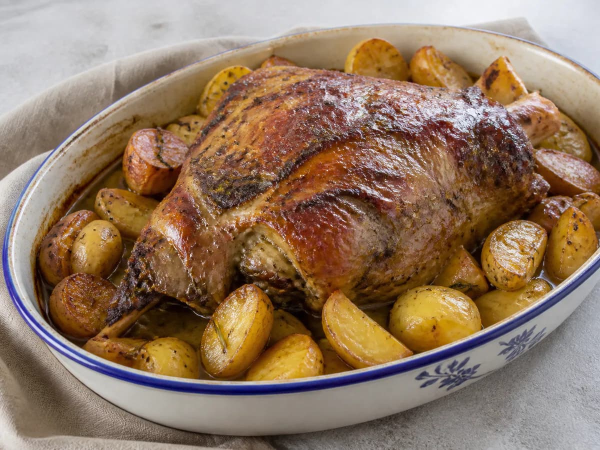 Pernil de Porco Assado no Forno com Batatas