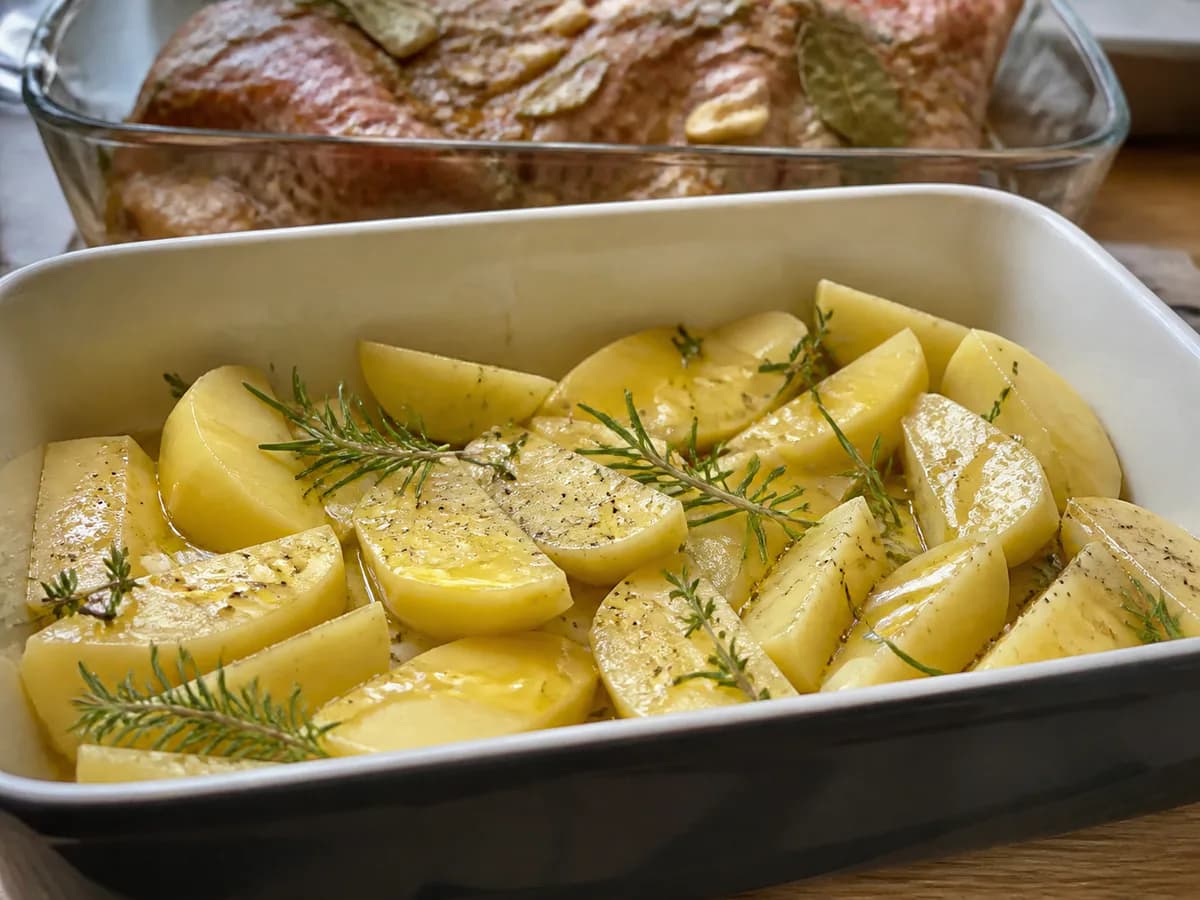 Preparação de Pernil de Porco Assado no Forno com Batatas durante a confeção