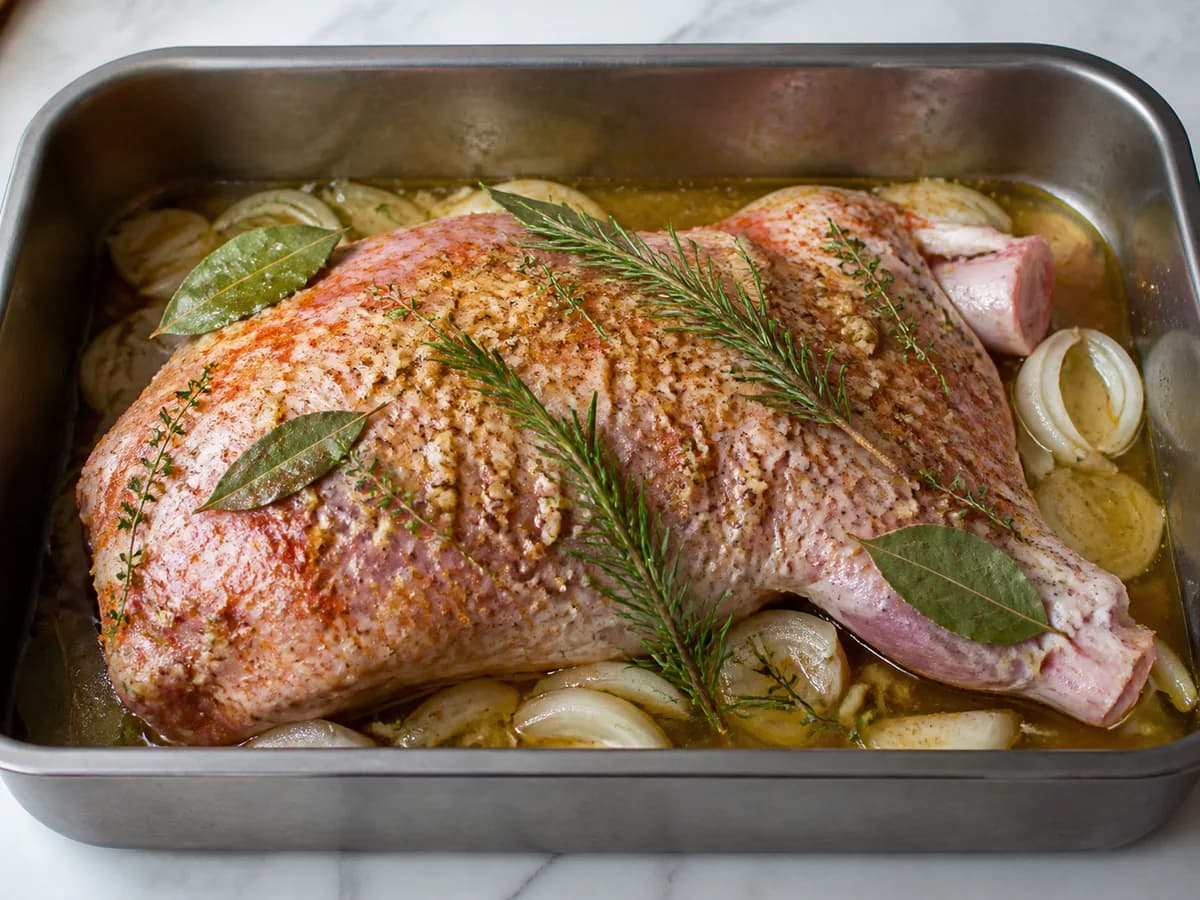 Preparação de Pernil de Porco Assado com Vinho Branco e Ervas durante a confeção