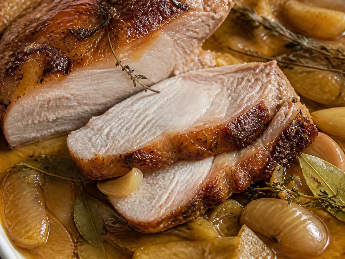 Pormenor de uma porção de Pernil de Porco Assado com Vinho Branco e Ervas