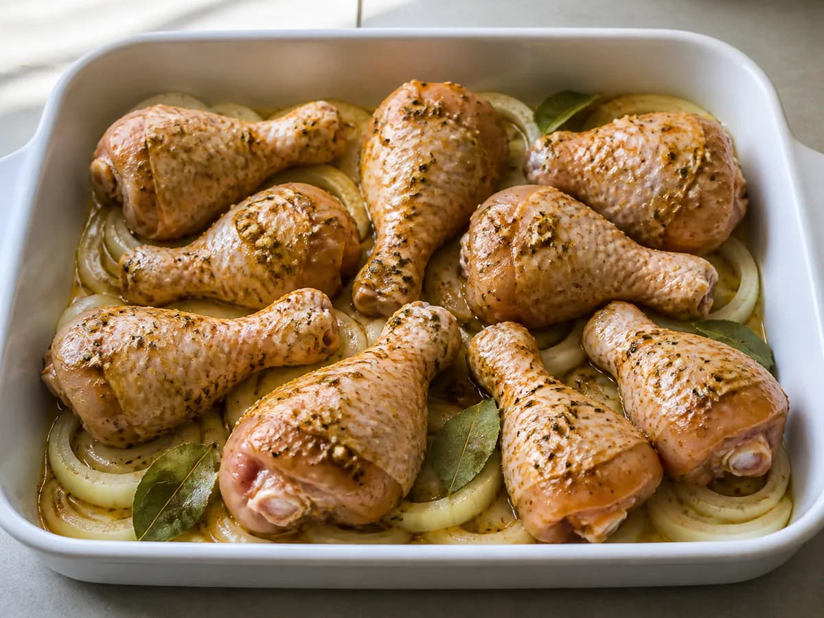 Preparação de Perninhas de Frango Assadas no Forno com Ervas e Limão durante a confeção