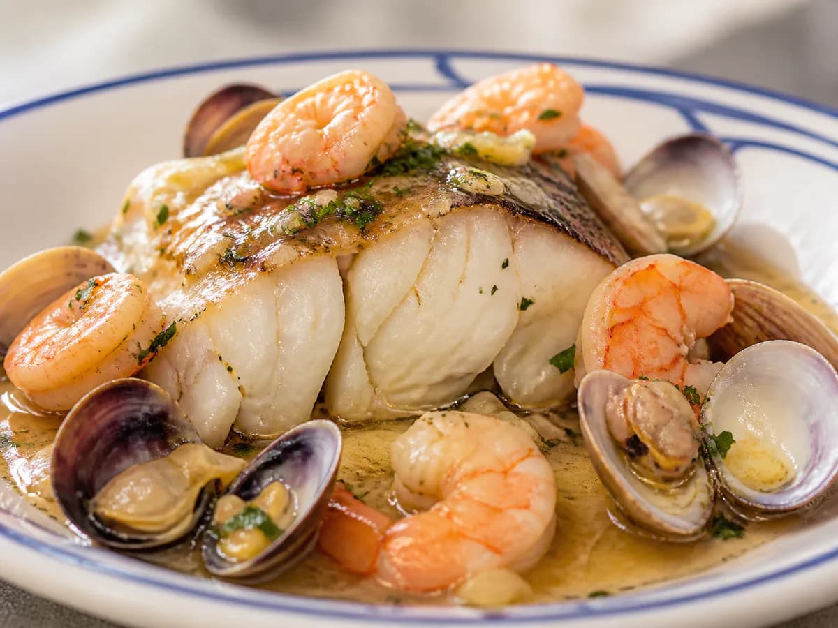 Pormenor de uma porção de Pescada com Molho de Ameijoas e Camarão
