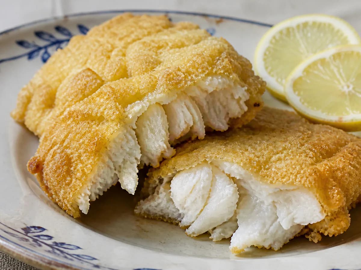 Pormenor de uma porção de Pescada Frita à Portuguesa