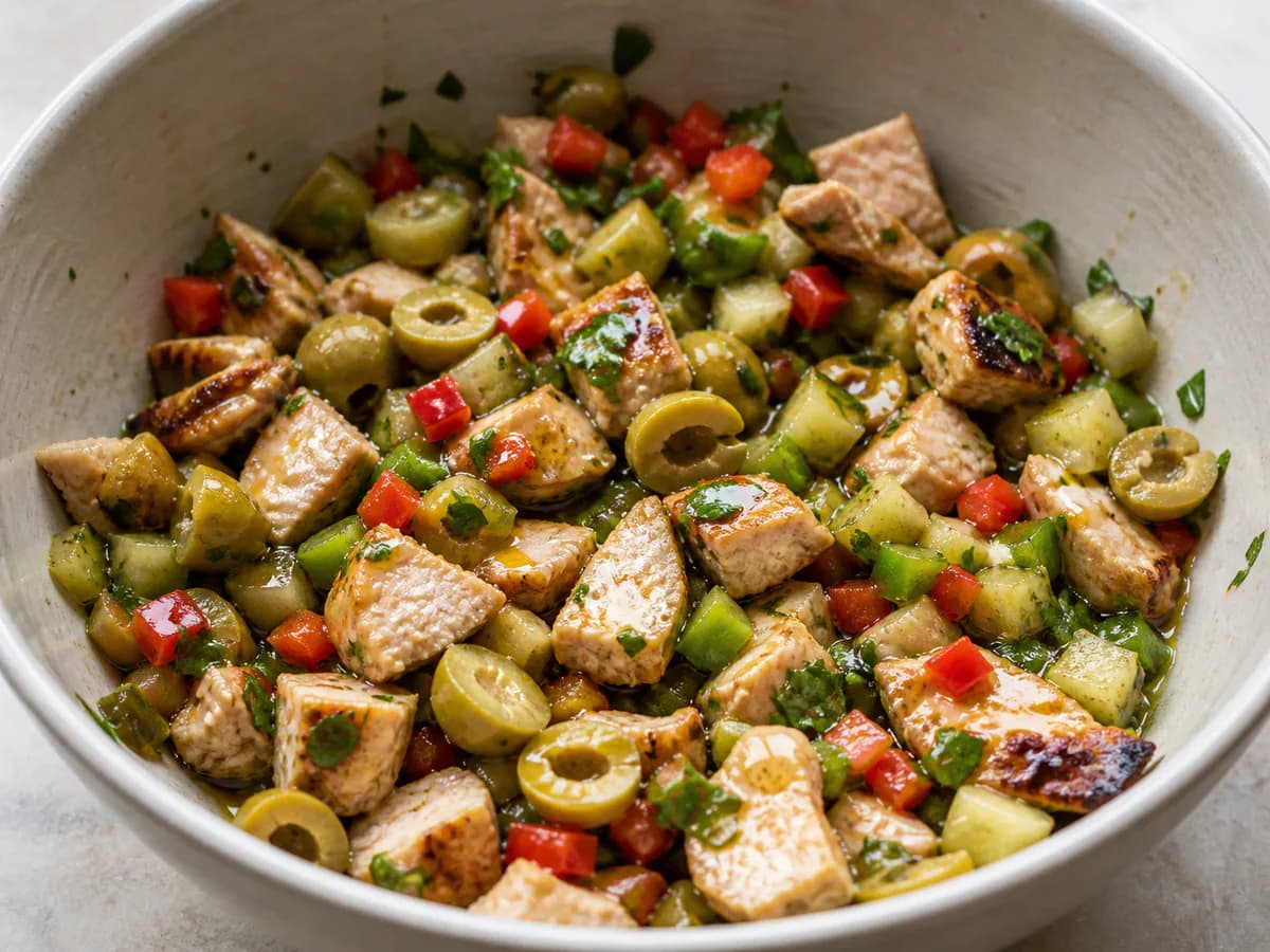 Preparação de Pica Pau de Frango Grelhado com Pickles e Azeitonas Verdes durante a confeção