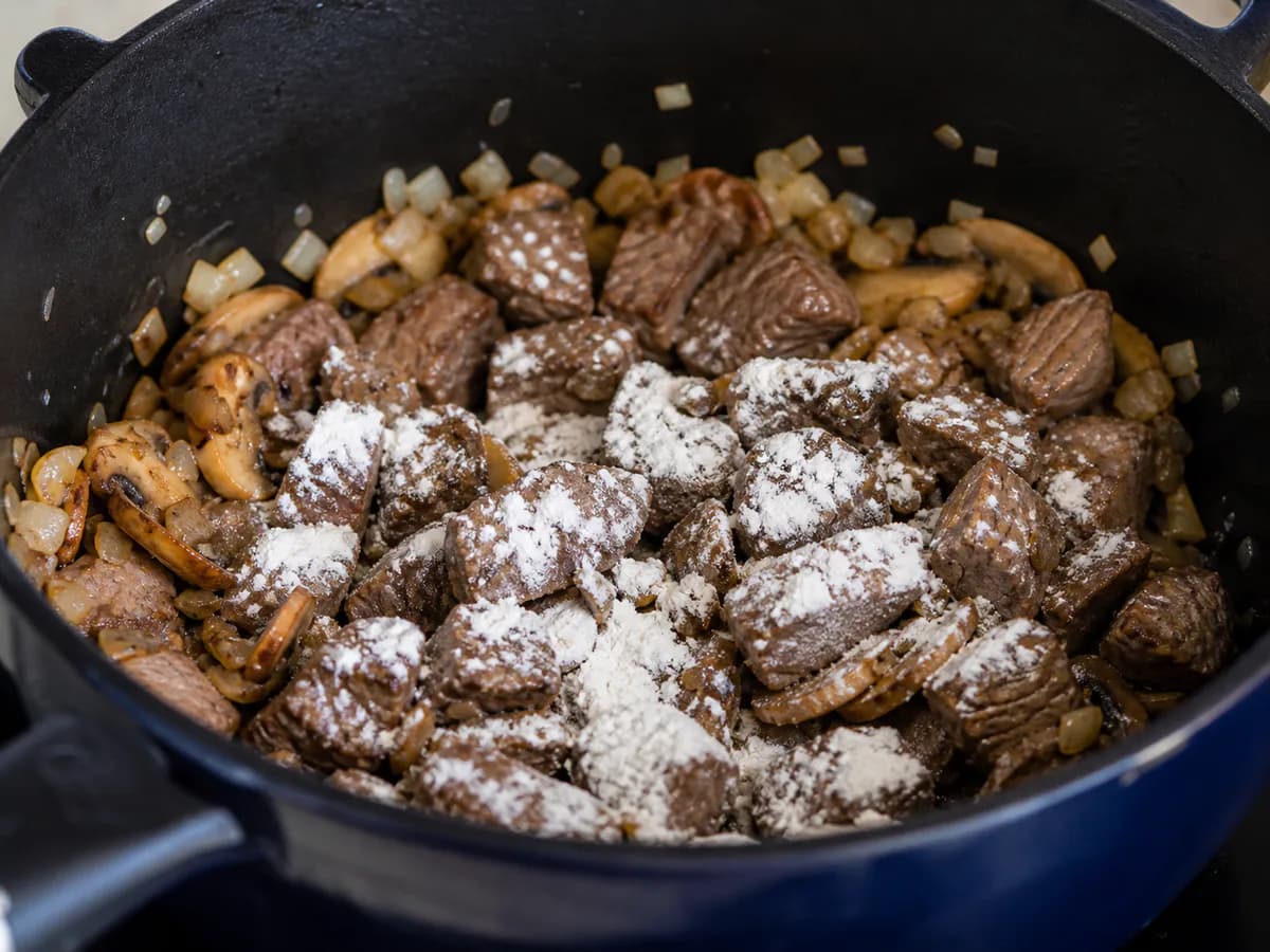 Preparação de Picadinho da Madeira com Cogumelos durante a confeção
